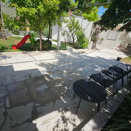 بيت للعطل Olive Roots Yard House تريبينيي