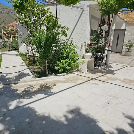 بيت للعطل Olive Roots Yard House تريبينيي